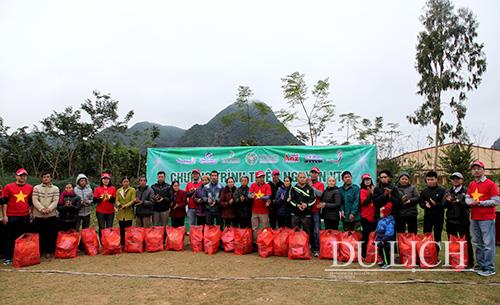 Đại diện VTG trao quà cho các hộ dân có hoàn cảnh khó khăn trên địa bàn xã Quỳnh Sơn, huyện Bắc Sơn, tỉnh Lạng Sơn